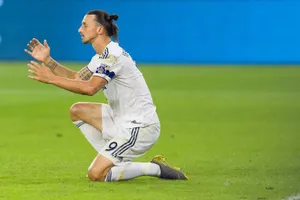 'Ngoại tình' với đối thủ, Ibrahimovic bị fan quê nhà phá tượng