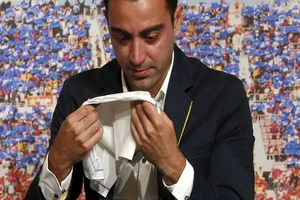 Xavi khóc khi nghĩ mình bội ước và đạp đổ nồi cơm người khác