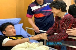 Tay vợt số 1 thế giới bay về Nhật Bản sau tai nạn thoát chết