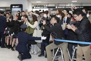 Thoát chết về Nhật, Momota bịt kín mặt không trả lời báo chí