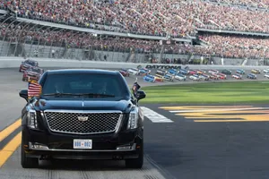 Tổng thống Donald Trump lái 'Quái thú' dẫn đường cuộc đua