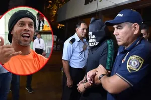 Ronaldinho bị bắt giam ở Paraguay