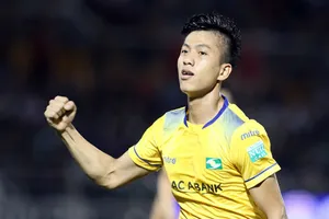 Phan Văn Đức báo hai tin vui, thầy Park vắng mặt