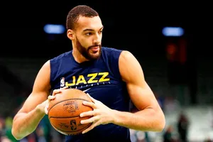 Ngôi sao NBA nhiễm COVID-19 tặng tiền làm từ thiện