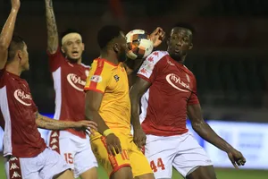 'Gà son' Xuân Nam lại ghi bàn, TP.HCM lên ngôi đầu