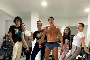 Ronaldo khoe cơ bắp mùa 'trốn dịch'