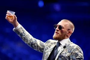 Đến lượt ngôi sao UFC tặng tiền như Messi, Pep