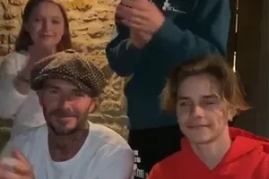 Ông bầu Beckham khen thôi, không tặng tiền sao?