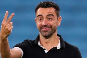 Chưa về Barcelona, Xavi đã 'kéo bè, kéo phái'