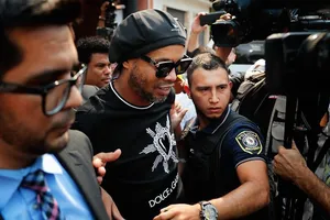 Ronaldinho 'bóc lịch' đến tháng 9