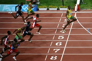 Ảnh 'giãn cách xã hội' của Bolt nửa triệu 'like' 90 ngàn 'còm'