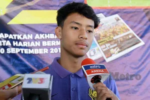 Sao trẻ Malaysia chạy xe ôm công nghệ giao hàng kiếm tiền