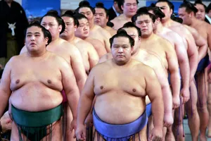 Đừng tưởng Sumo mà 'hạ' được COVID-19