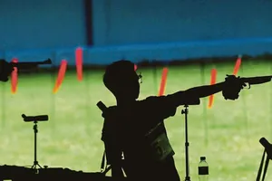 Bi hài các xạ thủ Malaysia tập... súng nước