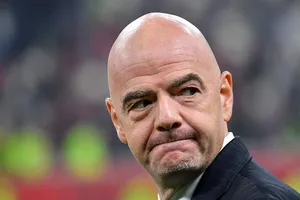 Chủ tịch FIFA bị 'sờ gáy'