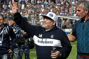 Maradona lại được ‘bàn tay của chúa’ giải cứu