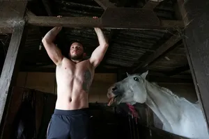 Bi kịch tuyển thủ TDDC Anh phải tập trong chuồng ngựa