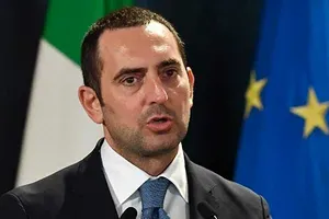 Bóng đá châu Âu rục rịch trở lại trong 'giông bão'