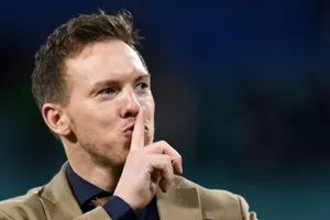 'Tiểu Mourinho' buộc học trò đeo khẩu trang khi tập luyện