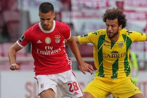 Đến sân được đón nồng nhiệt, rời sân bị ném đá đến nhập viện