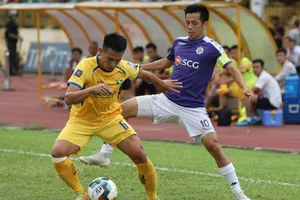 Đánh bại nhà vô địch tại Hàng Đẫy, SL Nghệ An lên ngôi đầu