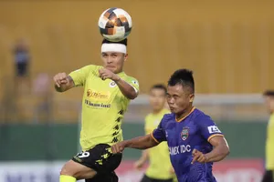 Quang Hải đổ máu, Hà Nội FC vượt ải Gò Đậu