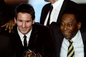 Ghi 700 bàn, Messi vẫn còn thua Ronaldo và nhiều tiền bối