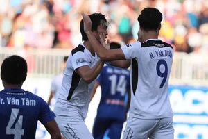 Văn Toàn 'dọn cỗ' cho Tuấn Anh ghi bàn đầu mùa giải