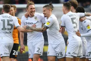 Leeds vừa 'đỗ ông nghè đã đe hàng tổng'