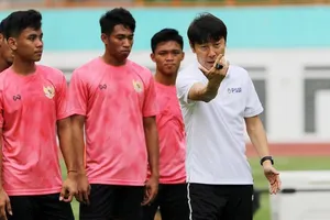 Vừa trở lại, đồng hương thầy Park ‘vừa xay lúa, vừa bồng em’