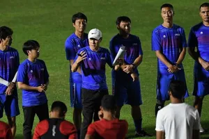 Ngày đầu HLV Shin Tae-yong tập 'vừa xay lúa, vừa bồng em'