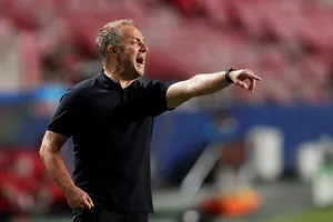 Flick, 10 tháng từ HLV tạm quyền và cú ăn ba