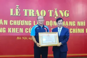 Thầy Park nhận huân chương lao động, báo chí Hàn Quốc nói gì?