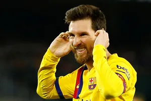 ‘Cánh cửa sắt’ thả xuống, Messi thoát đường trời