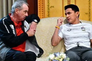 HLV Kiatisak nói gì về sự ra đi của đồng nghiệp HLV A. Riedl