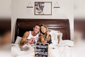 Ngôi sao MMA khoe có bầu với HLV của mình