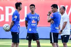 Thầy trò Dusit lên hương và 'cắt đuôi' các đội ở Thai-League 1