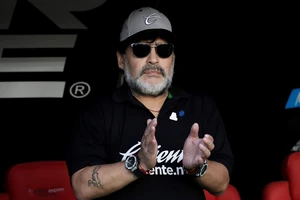 Kỷ niệm 60 năm cuộc đời, Maradona xoáy vào nỗi đau người Anh