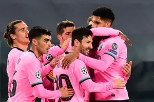 ‘Đá văng’ Bartomeu, Barcelona hết bị ‘át vía’