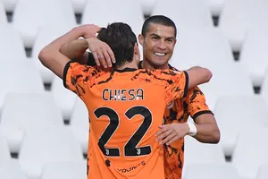 Ronaldo trở lại lập cú đúp giải cứu Juventus