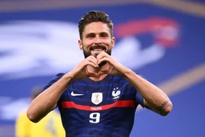 'Chân gỗ' Giroud tiến gần đến kỷ lục lịch sử