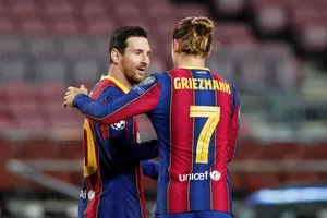 Griezmann ‘cúi đầu’ xin lỗi Messi?