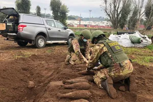 Hoảng hồn phát hiện 20 quả bom trên sân bóng