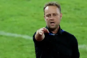 Về CLB TP.HCM, HLV Polking chấp nhận giảm... nửa lương