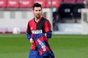 Tưởng nhớ tiền bối Maradona, Messi và Barca bị phạt