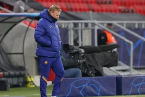 Barcelona rối như... canh hẹ