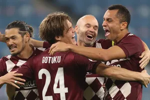 Huyền thoại Tây Ban Nha không thể đưa Kobe vào chung kết