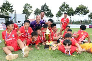 Thầy trò Huynh Kesley bảo vệ thành công ngôi vô địch