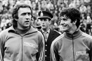 Đồng đội của Paolo Rossi phải cưa 2 chân vì COVID-19