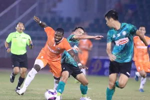 Thiếu Lee Nguyễn, HLV Đức Thắng ‘xỏ mũi’ Polking